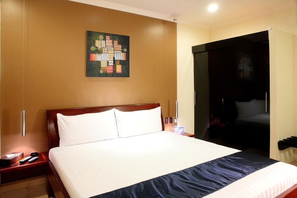 Queens Hotel Angeles City Quarto foto